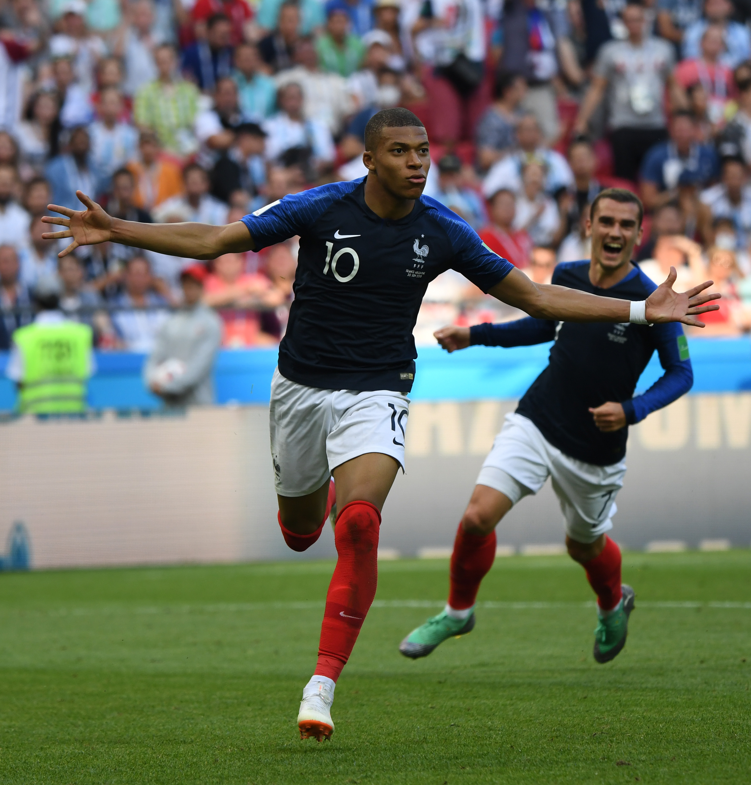 记者：申花携六外援出战广岛三箭，李可因伤未随队前往（记者：申花带六外援做客广岛三箭，李可伤缺未随队出征）