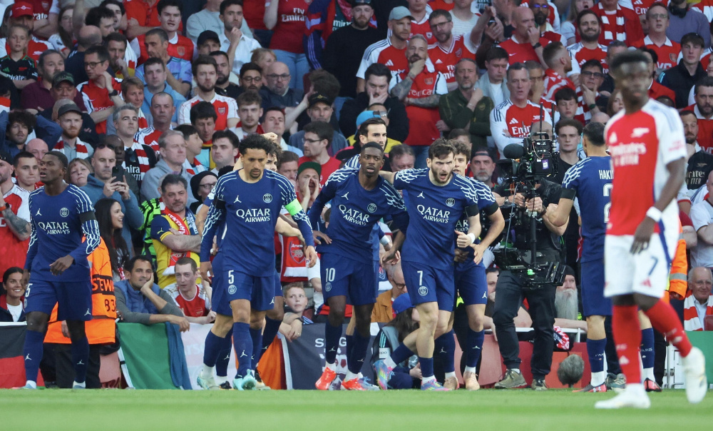 安永佳港队回来状态爆棚，一分钟进球？！新鹏城什么...（安永佳港队复出状态拉满，开场一分钟闪击！新鹏城如何招架？）