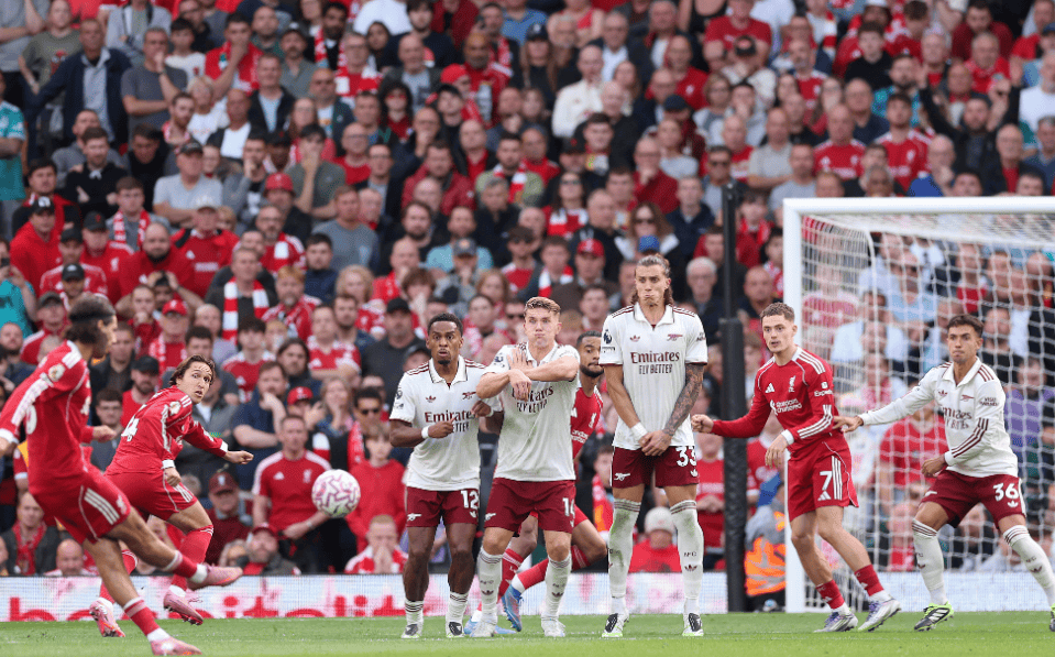 意甲第十四轮：萨索洛3-1逆转佛罗伦萨，紫百合陷入困境（意甲第14轮：萨索洛3-1上演逆转，佛罗伦萨陷入低迷）