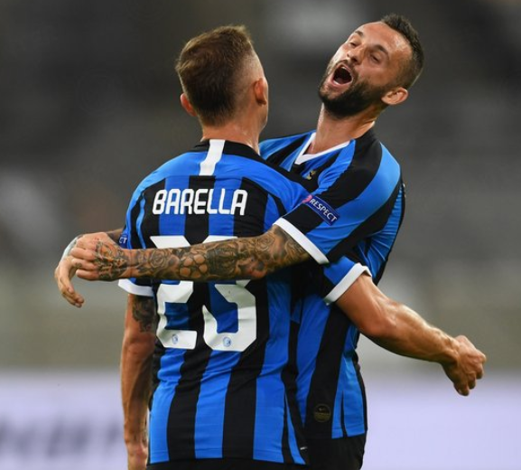 曼联对西汉姆的新布莱恩·姆贝莫罚球判决：裁判的智慧与争议（曼联vs西汉姆：布莱恩·姆贝莫点球判罚，裁判智慧与争议并存）