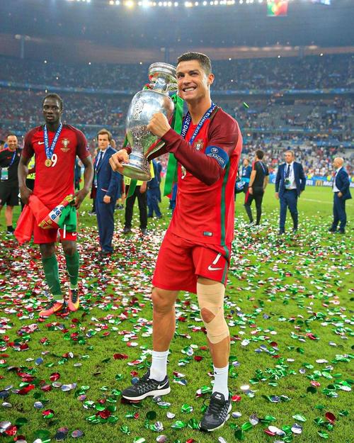 土超比赛双方在禁区里打架，裁判未吹停比赛导致主队打入空门（土超禁区内爆发冲突，裁判未鸣哨，主队趁机打进空门）