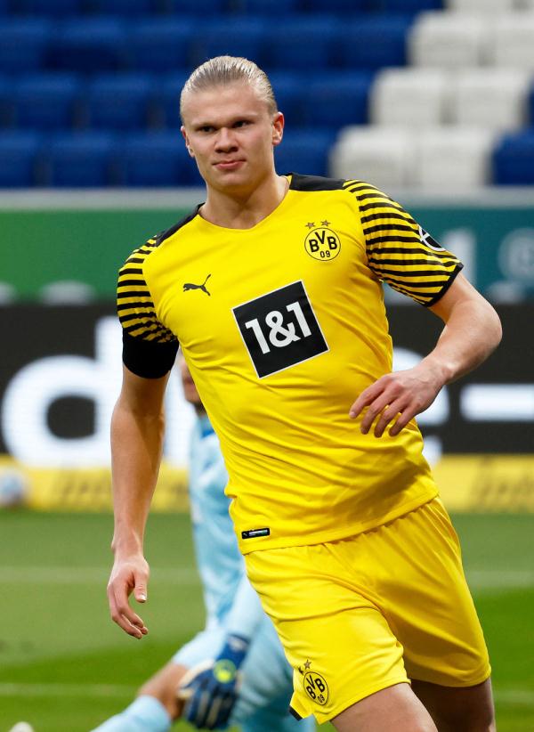 记者：至少有12家俱乐部有意梅努，球员本人首选那不勒斯（多达12家俱乐部竞逐梅努，球员本人更倾向那不勒斯）