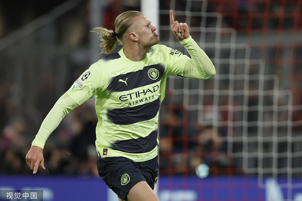 时隔34年维京队再夺挪超冠军，球迷冲入球场内疯狂庆祝（维京队暌违34年重夺挪超桂冠，球迷涌入球场狂欢）