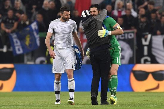 曼联前锋齐尔克泽面临转会，俱乐部对其持开放态度，但仍在培养塞斯科，寻求锋线补充，转会市场激烈争夺中。