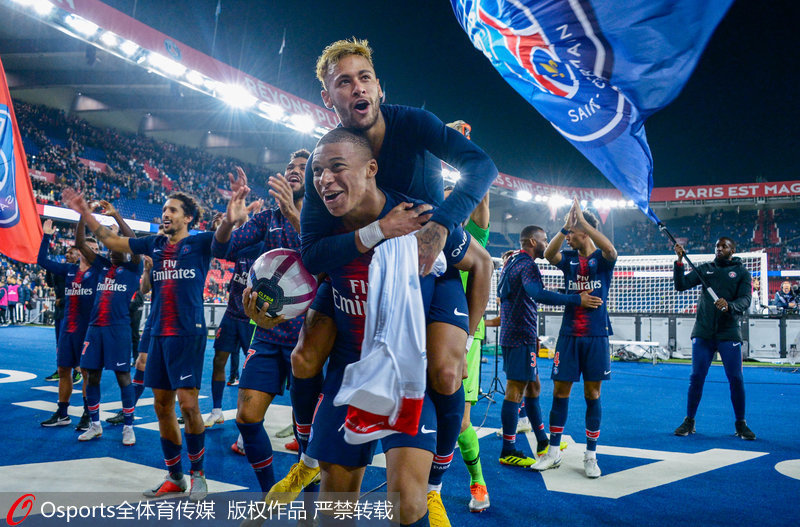 德媒：金玟哉大腿肌肉疼痛，可能会伤缺数场（德媒：金玟哉大腿肌肉不适，或将缺阵多场比赛）