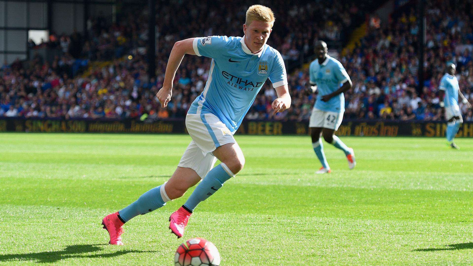 给爷整笑了，曼奇尼假意亲吻布鲁马多，将布鲁马多逗笑（这一幕笑翻了：曼奇尼作势亲吻布鲁马多，逗得对方当场大笑）