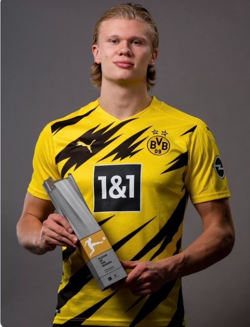 吴少聪纪念足协杯夺冠：很开心来国安第一年就能为冠军做贡献（吴少聪庆祝足协杯捧杯：加盟国安首年就能为冠军出力很开心）