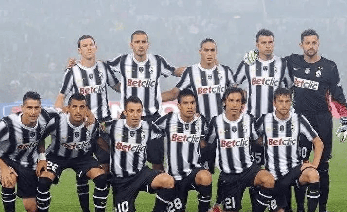 荣获马德里足协颁发的体育传奇奖，托雷斯晒图感谢马德里足协（托雷斯获马德里足协体育传奇奖，晒照致谢）