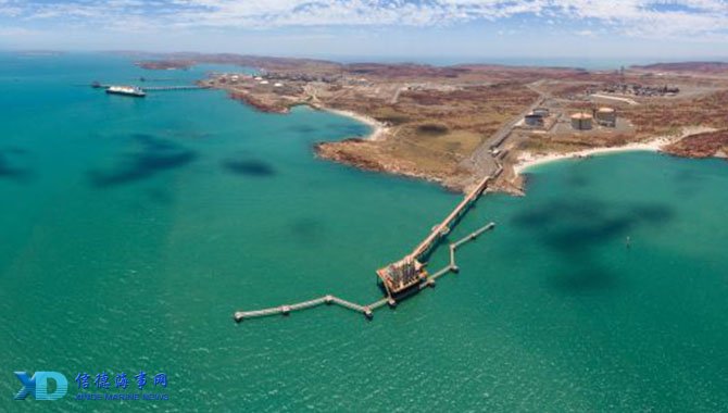 他在闹，他在笑，林加德与拉什福德通道内嬉戏（笑闹不断，林加德和拉什福德在通道内打趣嬉闹）