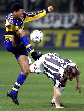 亚特兰大2-0佛罗伦萨，奥迪隆破僵，卢克曼建功（亚特兰大2比0击退佛罗伦萨：奥迪隆先拔头筹，卢克曼锁定胜局）